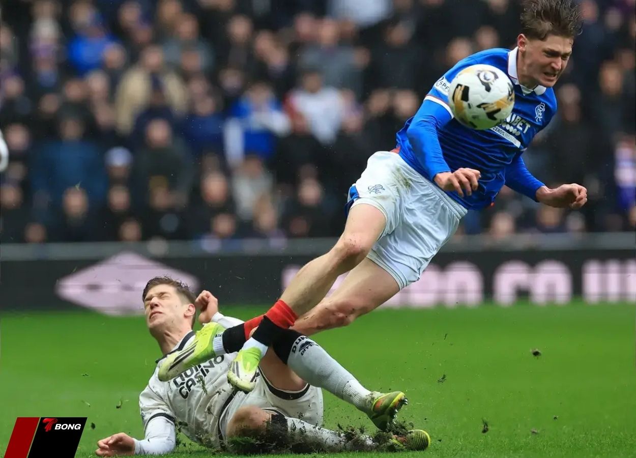 Ở mùa giải 2023-24, Ryan Naderi bị rách dây chằng bên mắt cá chân